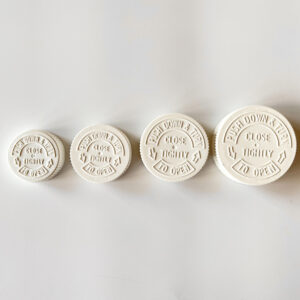 安全蓋為旋壓蓋，外蓋有表是使用方法，內含墊片及感壓封口片，安全蓋又稱兒童安全蓋、安全瓶蓋、旋壓蓋，新瓶契合提供33牙(33/400)、38牙(38/400)、45牙(45/400)、53牙(53/400)等四種規格供選擇