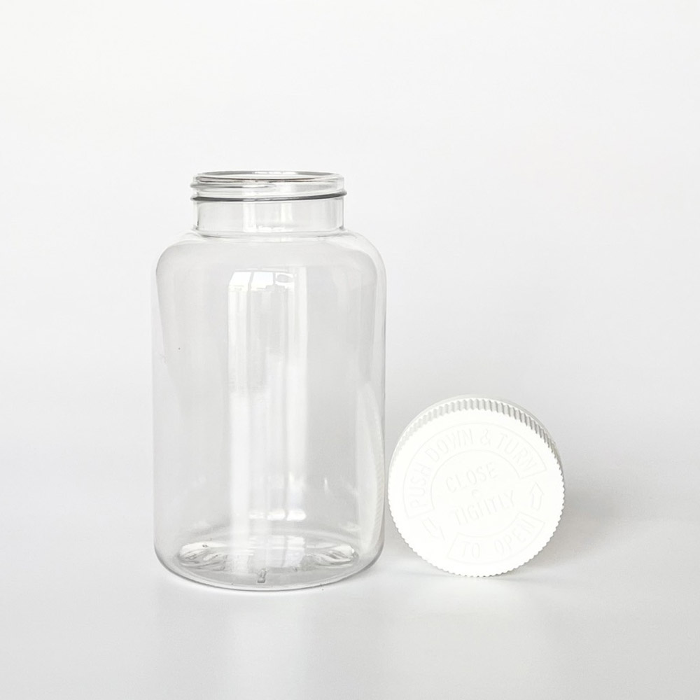 TCPG-500,透明兒童安全蓋500ml PETG錠劑瓶,是由透明的PETG塑膠瓶旁邊搭配53牙口的白色兒童安全瓶蓋,安全瓶蓋裡面含有墊片及感壓封口紙,兒童安全蓋立於透明瓶身旁邊如此一來可以清楚的看到瓶蓋,須先向下壓再左旋轉,才可打開。此塑膠容器通常用於保健食品、醫療藥品、健康食品、分裝藥瓶、藥罐或是寵物用藥品身上。