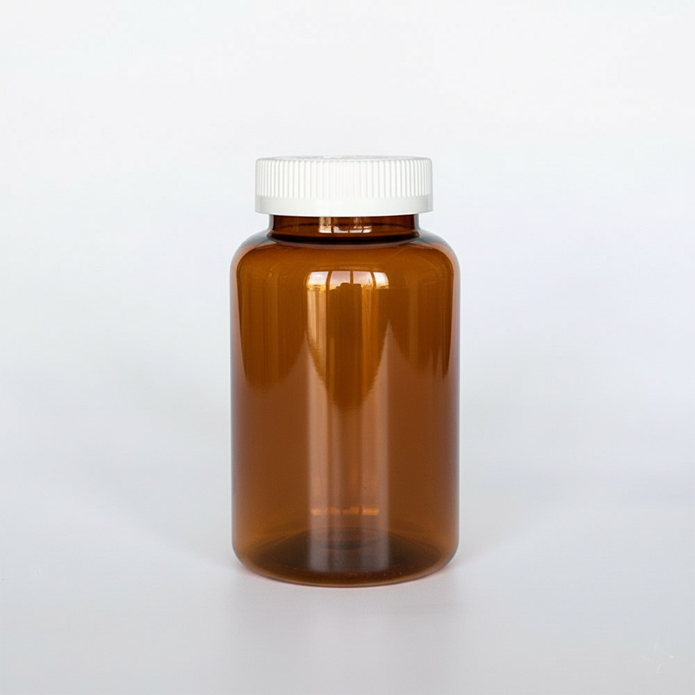 BCPG-500，茶色兒童安全蓋500ml PETG錠劑瓶，是由茶色的PETG塑膠瓶上面搭配白色的53牙兒童安全瓶蓋，安全瓶蓋裡面含有墊片及感壓封口紙，整組瓶子直立於一張白色背景上。此塑膠容器通常用於保健食品、醫療藥品、健康食品、分裝藥瓶、藥罐或是寵物用藥品身上。