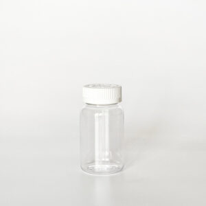 TCPG-120，透明兒童安全蓋120ml PETG錠劑瓶，是由透明的PETG塑膠瓶上面搭配白色的兒童安全瓶蓋，安全瓶蓋裡面含有墊片及感壓封口紙，整組瓶子直立於一張白色背景上。此塑膠容器通常用於保健食品、醫療藥品、健康食品、分裝藥瓶、藥罐或是寵物用藥品身上。