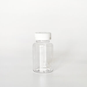 TCPG-175，透明兒童安全蓋175ml PETG錠劑瓶，是由透明的PETG塑膠瓶上面搭配白色的兒童安全瓶蓋，安全瓶蓋裡面含有墊片及感壓封口紙，整組瓶子直立於一張白色背景上。此塑膠容器通常用於保健食品、醫療藥品、健康食品、分裝藥瓶、藥罐或是寵物用藥品身上。