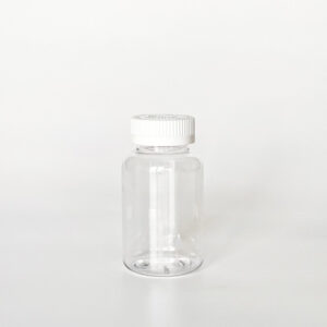 TCPG-200，透明兒童安全蓋200ml PETG錠劑瓶，是由透明的PETG塑膠瓶上面搭配白色的兒童安全瓶蓋，安全瓶蓋裡面含有墊片及感壓封口紙，整組瓶子直立於一張白色背景上。此塑膠容器通常用於保健食品、醫療藥品、健康食品、分裝藥瓶、藥罐或是寵物用藥品身上。