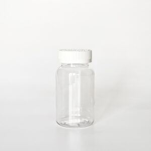 TCPG-225，透明兒童安全蓋225ml PETG錠劑瓶，是由透明的PETG塑膠瓶上面搭配白色的兒童安全瓶蓋，安全瓶蓋裡面含有墊片及感壓封口紙，整組瓶子直立於一張白色背景上。此塑膠容器通常用於保健食品、醫療藥品、健康食品、分裝藥瓶、藥罐或是寵物用藥品身上。