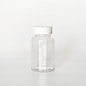 TCPG-275，透明兒童安全蓋275ml PETG錠劑瓶，是由透明的PETG塑膠瓶上面搭配白色的兒童安全瓶蓋，安全瓶蓋裡面含有墊片及感壓封口紙，整組瓶子直立於一張白色背景上。此塑膠容器通常用於保健食品、醫療藥品、健康食品、分裝藥瓶、藥罐或是寵物用藥品身上。
