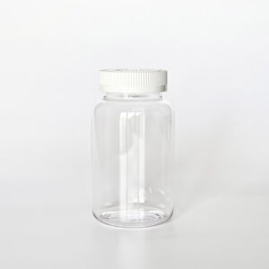TCPG-400，透明兒童安全蓋400ml PETG錠劑瓶，是由透明的PETG塑膠瓶上面搭配白色的兒童安全瓶蓋，安全瓶蓋裡面含有墊片及感壓封口紙，整組瓶子直立於一張白色背景上。此塑膠容器通常用於保健食品、醫療藥品、健康食品、分裝藥瓶、藥罐或是寵物用藥品身上。