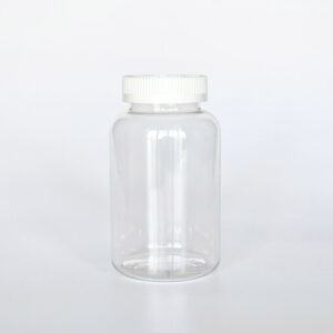 TCPG-500，透明兒童安全蓋500ml PETG錠劑瓶，是由透明的PETG塑膠瓶上面搭配白色的兒童安全瓶蓋，安全瓶蓋裡面含有墊片及感壓封口紙，整組瓶子直立於一張白色背景上。此塑膠容器通常用於保健食品、醫療藥品、健康食品、分裝藥瓶、藥罐或是寵物用藥品身上。