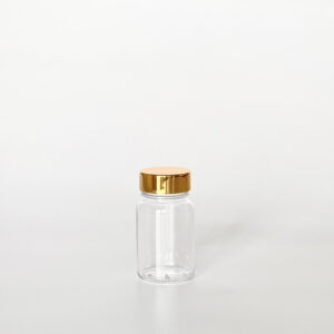 TGPG-60,透明亮金蓋60ml PETG錠劑瓶,是由透明的PETG塑膠瓶上面搭配33mm的金色電鍍瓶蓋,電鍍金蓋裡面含有墊片,可選配感壓封口紙,整組瓶子直立於一張白色背景上。此塑膠容器通常用於保健食品、醫療藥品、健康食品、分裝藥瓶、藥罐或是寵物用藥品身上。