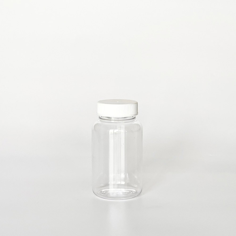 TNPG-120，透明一般蓋120ml PETG錠劑瓶，是由透明的PETG塑膠瓶上面搭配38mm的白色普通瓶蓋，一般瓶蓋裡面含有感壓封口紙，整組瓶子直立於一張白色背景上。此塑膠容器通常用於保健食品、醫療藥品、健康食品、分裝藥瓶、藥罐或是寵物用藥品身上。