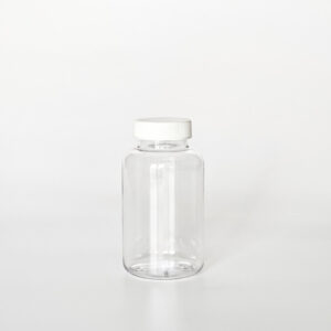 TNPG-200，透明一般蓋200ml PETG錠劑瓶，是由透明的PETG塑膠瓶上面搭配38mm的白色普通瓶蓋，一般瓶蓋裡面含有感壓封口紙，整組瓶子直立於一張白色背景上。此塑膠容器通常用於保健食品、醫療藥品、健康食品、分裝藥瓶、藥罐或是寵物用藥品身上。