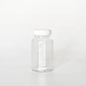 TNPG-225，透明一般蓋225ml PETG錠劑瓶，是由透明的PETG塑膠瓶上面搭配45mm的白色普通瓶蓋，一般瓶蓋裡面含有感壓封口紙，整組瓶子直立於一張白色背景上。此塑膠容器通常用於保健食品、醫療藥品、健康食品、分裝藥瓶、藥罐或是寵物用藥品身上。