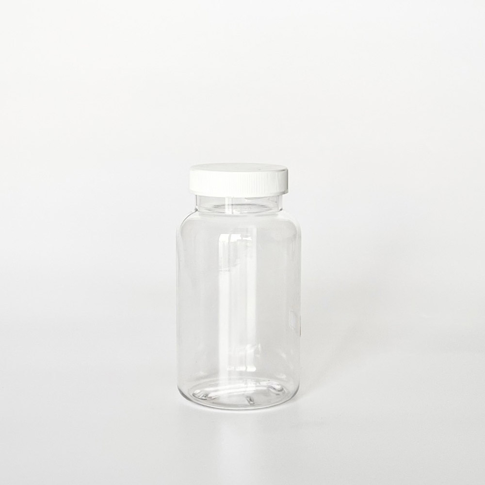 TNPG-225，透明一般蓋225ml PETG錠劑瓶，是由透明的PETG塑膠瓶上面搭配45mm的白色普通瓶蓋，一般瓶蓋裡面含有感壓封口紙，整組瓶子直立於一張白色背景上。此塑膠容器通常用於保健食品、醫療藥品、健康食品、分裝藥瓶、藥罐或是寵物用藥品身上。