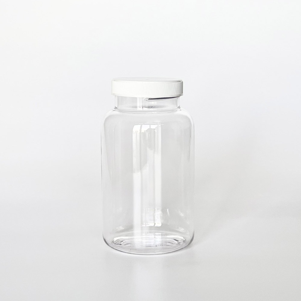 TNPG-400，透明一般蓋400ml PETG錠劑瓶，是由透明的PETG塑膠瓶上面搭配53mm的白色普通瓶蓋，一般瓶蓋裡面含有感壓封口紙，整組瓶子直立於一張白色背景上。此塑膠容器通常用於保健食品、醫療藥品、健康食品、分裝藥瓶、藥罐或是寵物用藥品身上。