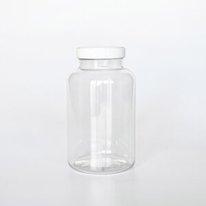 TNPG-500，透明一般蓋500ml PETG錠劑瓶，是由透明的PETG塑膠瓶上面搭配53mm的白色普通瓶蓋，一般瓶蓋裡面含有感壓封口紙，整組瓶子直立於一張白色背景上。此塑膠容器通常用於保健食品、醫療藥品、健康食品、分裝藥瓶、藥罐或是寵物用藥品身上。