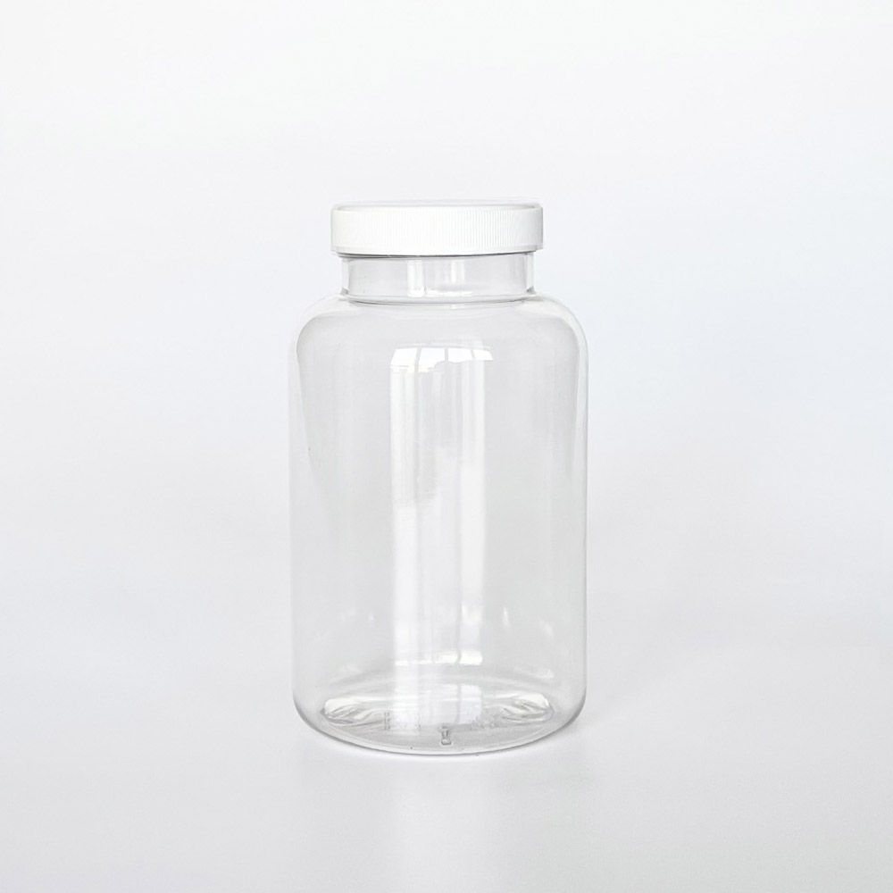 TNPG-500，透明一般蓋500ml PETG錠劑瓶，是由透明的PETG塑膠瓶上面搭配53mm的白色普通瓶蓋，一般瓶蓋裡面含有感壓封口紙，整組瓶子直立於一張白色背景上。此塑膠容器通常用於保健食品、醫療藥品、健康食品、分裝藥瓶、藥罐或是寵物用藥品身上。