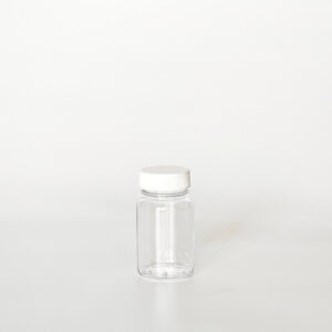 TNPG-60,透明一般蓋60ml PETG錠劑瓶,是由透明的PETG塑膠瓶上面搭配33mm的白色普通瓶蓋,一般瓶蓋裡面含有感壓封口紙,整組瓶子直立於一張白色背景上。此塑膠容器通常用於保健食品、醫療藥品、健康食品、分裝藥瓶、藥罐或是寵物用藥品身上。