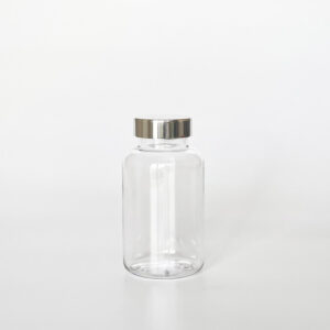 TSPG-200，透明亮銀蓋200ml PETG錠劑瓶，是由透明的PETG塑膠瓶上面搭配38mm的銀色電鍍瓶蓋，電鍍銀蓋裡面含有墊片，可選配感壓封口紙，整組瓶子直立於一張白色背景上。此塑膠容器通常用於保健食品、醫療藥品、健康食品、分裝藥瓶、藥罐或是寵物用藥品身上。