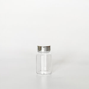 TSPG-60,透明亮銀蓋60ml PETG錠劑瓶,是由透明的PETG塑膠瓶上面搭配33mm的銀色電鍍瓶蓋,電鍍銀蓋裡面含有墊片,可選配感壓封口紙,整組瓶子直立於一張白色背景上。此塑膠容器通常用於保健食品、醫療藥品、健康食品、分裝藥瓶、藥罐或是寵物用藥品身上。