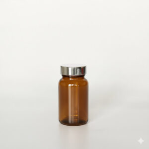 BSPG-100，茶色亮銀蓋100ml PETG錠劑瓶，是由茶色的PETG塑膠瓶上面搭配38mm的銀色電鍍瓶蓋，電鍍銀蓋裡面含有墊片、可選配感壓封口紙，整組瓶子直立於一張白色背景上。此塑膠容器通常用於保健食品、醫療藥品、健康食品、分裝藥瓶、藥罐或是寵物用藥品身上。