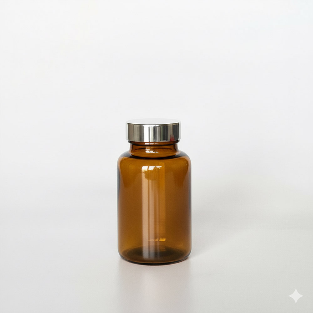BSPG-175，茶色亮銀蓋175ml PETG錠劑瓶，是由茶色的PETG塑膠瓶上面搭配38mm的銀色電鍍瓶蓋，電鍍銀蓋裡面含有墊片、可選配感壓封口紙，整組瓶子直立於一張白色背景上。此塑膠容器通常用於保健食品、醫療藥品、健康食品、分裝藥瓶、藥罐或是寵物用藥品身上。