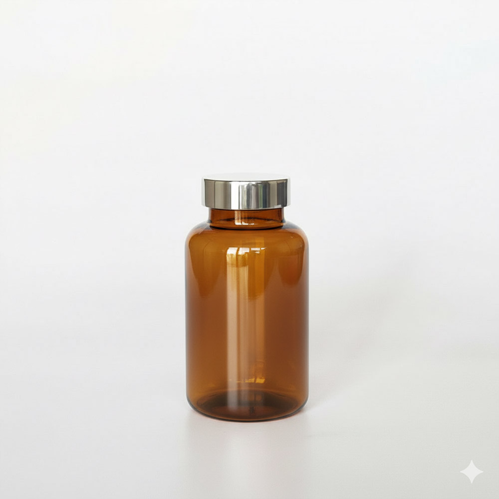 BSPG-200,茶色亮銀蓋200ml PETG錠劑瓶,是由茶色的PETG塑膠瓶上面搭配38mm的銀色電鍍瓶蓋,電鍍銀蓋裡面含有墊片、可選配感壓封口紙,整組瓶子直立於一張白色背景上。此塑膠容器通常用於保健食品、醫療藥品、健康食品、分裝藥瓶、藥罐或是寵物用藥品身上。