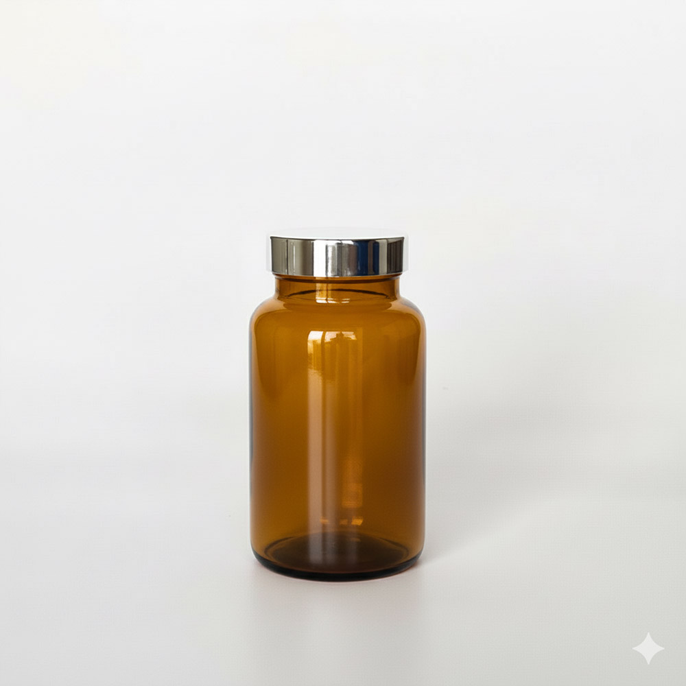 BSPG-225，茶色亮銀蓋225ml PETG錠劑瓶，是由茶色的PETG塑膠瓶上面搭配45mm的銀色電鍍瓶蓋，電鍍銀蓋裡面含有墊片、可選配感壓封口紙，整組瓶子直立於一張白色背景上。此塑膠容器通常用於保健食品、醫療藥品、健康食品、分裝藥瓶、藥罐或是寵物用藥品身上。