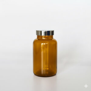 BSPG-250，茶色亮銀蓋250ml PETG錠劑瓶，是由茶色的PETG塑膠瓶上面搭配45mm的銀色電鍍瓶蓋，電鍍銀蓋裡面含有墊片、可選配感壓封口紙，整組瓶子直立於一張白色背景上。此塑膠容器通常用於保健食品、醫療藥品、健康食品、分裝藥瓶、藥罐或是寵物用藥品身上。