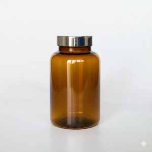 BSPG-500，茶色亮銀蓋500ml PETG錠劑瓶，是由茶色的PETG塑膠瓶上面搭配53mm的銀色電鍍瓶蓋，電鍍銀蓋裡面含有墊片、可選配感壓封口紙，整組瓶子直立於一張白色背景上。此塑膠容器通常用於保健食品、醫療藥品、健康食品、分裝藥瓶、藥罐或是寵物用藥品身上。